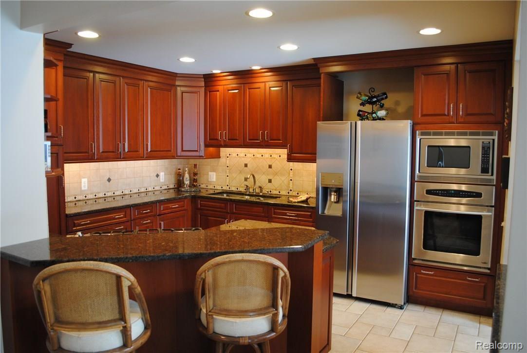 667 Camden Court Rochester, MI 48307 - Photo 4 of 34 Awesome Kitchen.JPG