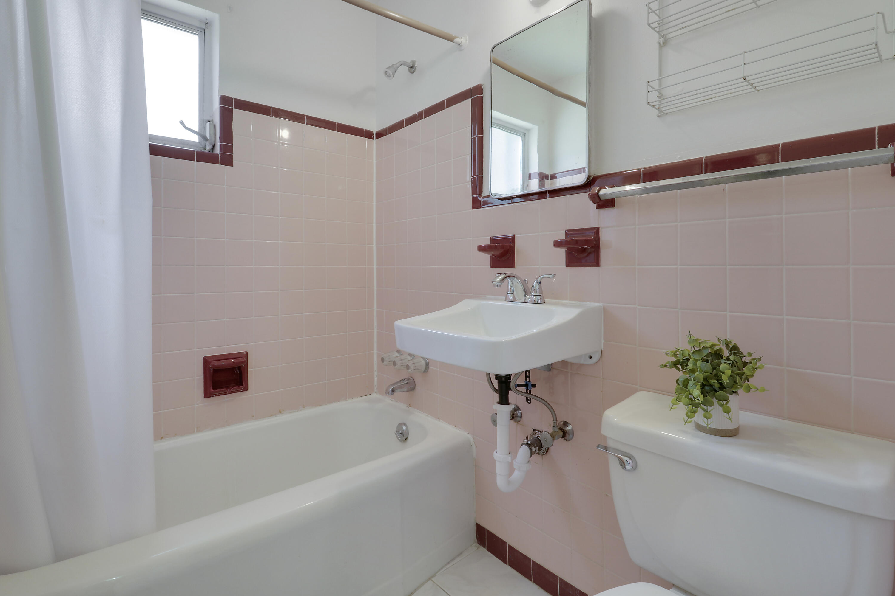 5519 Columbus Road West Palm Beach, FL 33405 - Photo 9 of 22 a bath room with a sink and a bath tub