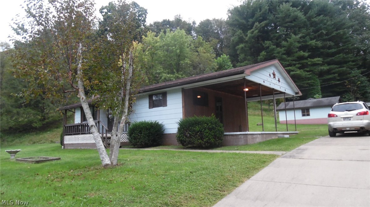 1071 Congress Road Belpre, OH 45714 - Photo 1 of 10 Front