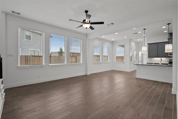 $2,600 | 4935 Anders Lane, Iowa Colony, TX 77583