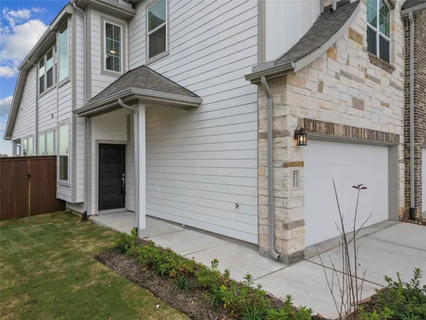 $2,600 | 4935 Anders Lane, Iowa Colony, TX 77583