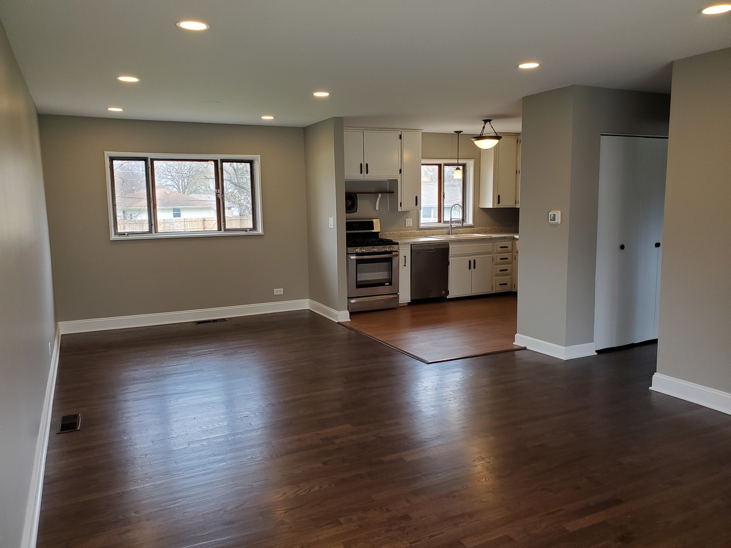 285 Payson Street Hoffman Estates, IL 60169 - Photo 4 of 12