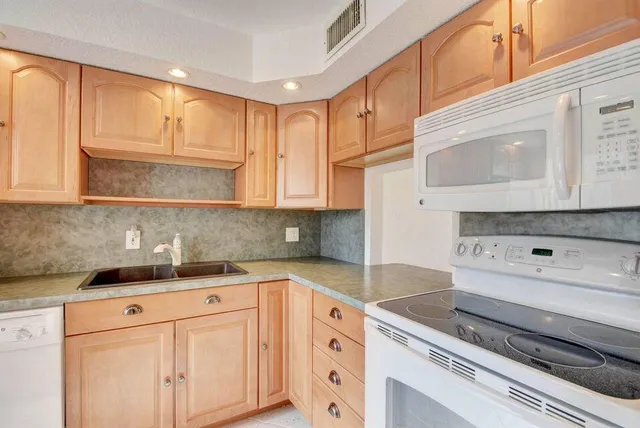 $1,550 | 4838 Esedra Court, Unit 201, Lake Worth, FL 33467