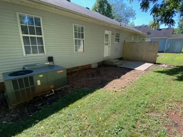 a view of backyard with a garden