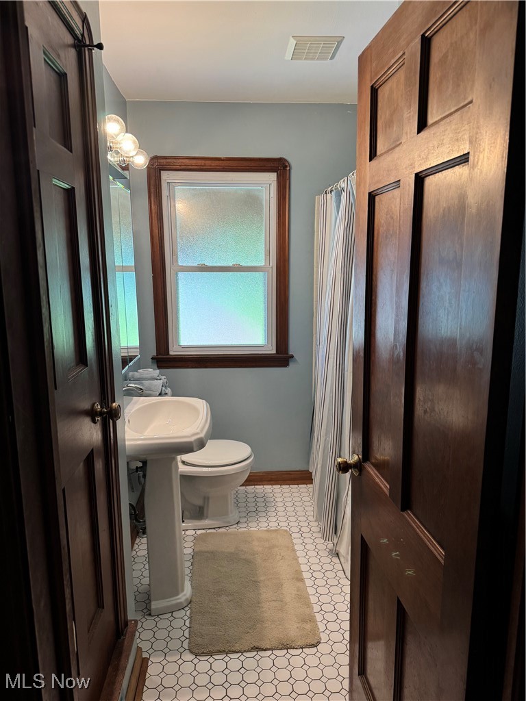 2809 Ralph Avenue Cleveland, OH 44109 - Photo 13 of 35 Full bath featuring toilet and curtained shower