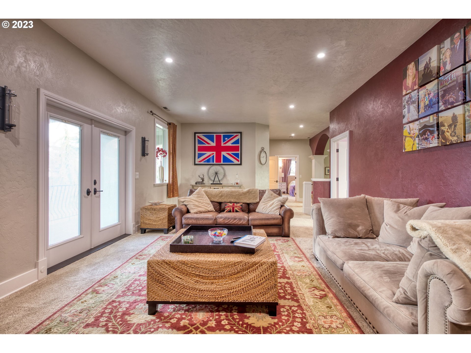 315 Ayres Road Eugene, OR 97408 - Photo 11 of 31 a living room with furniture