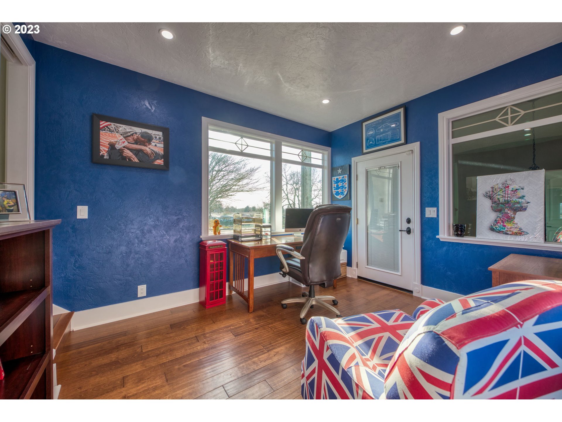 315 Ayres Road Eugene, OR 97408 - Photo 25 of 31 a workspace with furniture and window