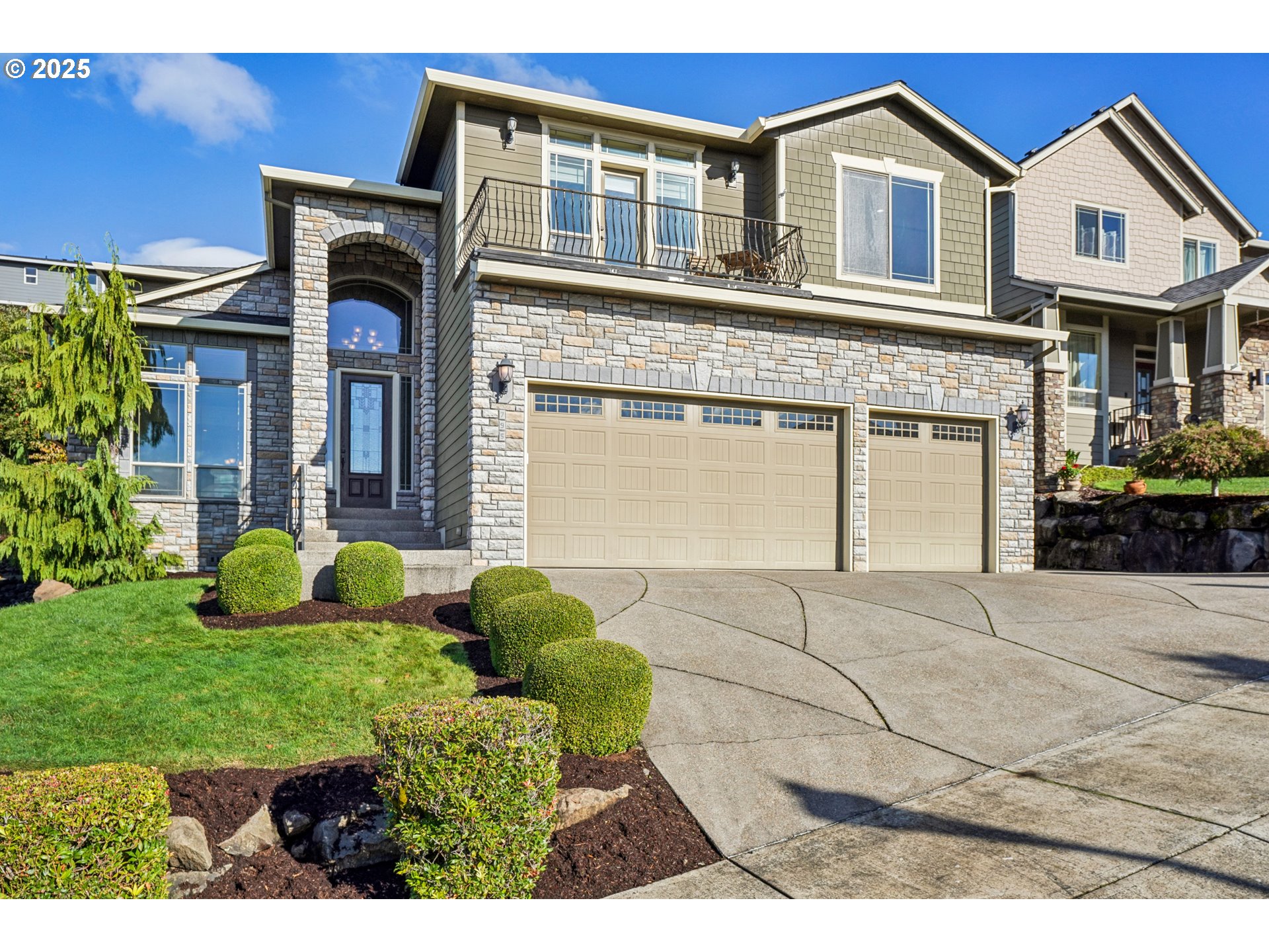 795 West X Street Washougal, WA 98671 - Photo 2 of 41 a front view of a house with garden