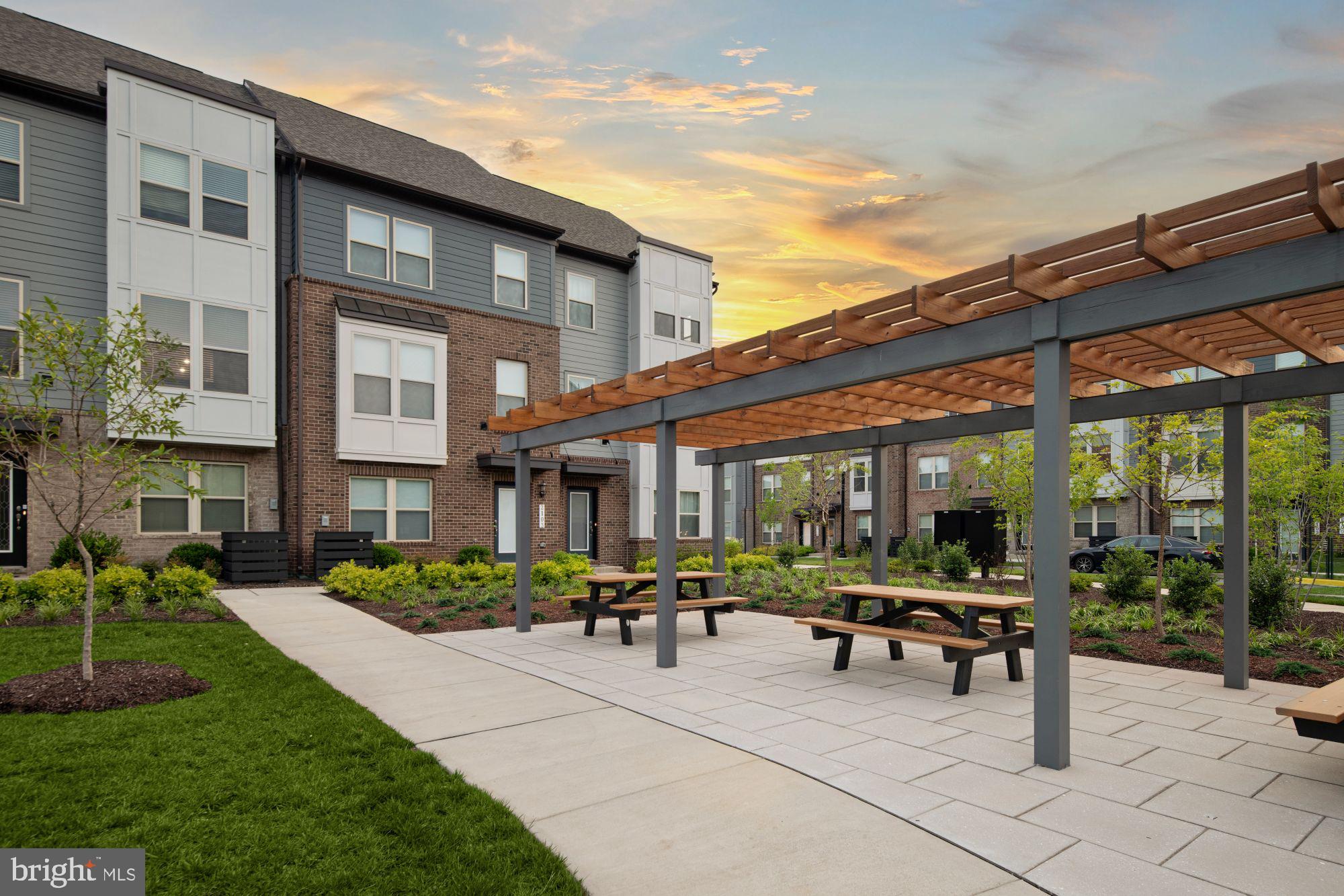 2167 Glacier Road Herndon, VA 20170 - Photo 26 of 32 a view of a building with sitting area