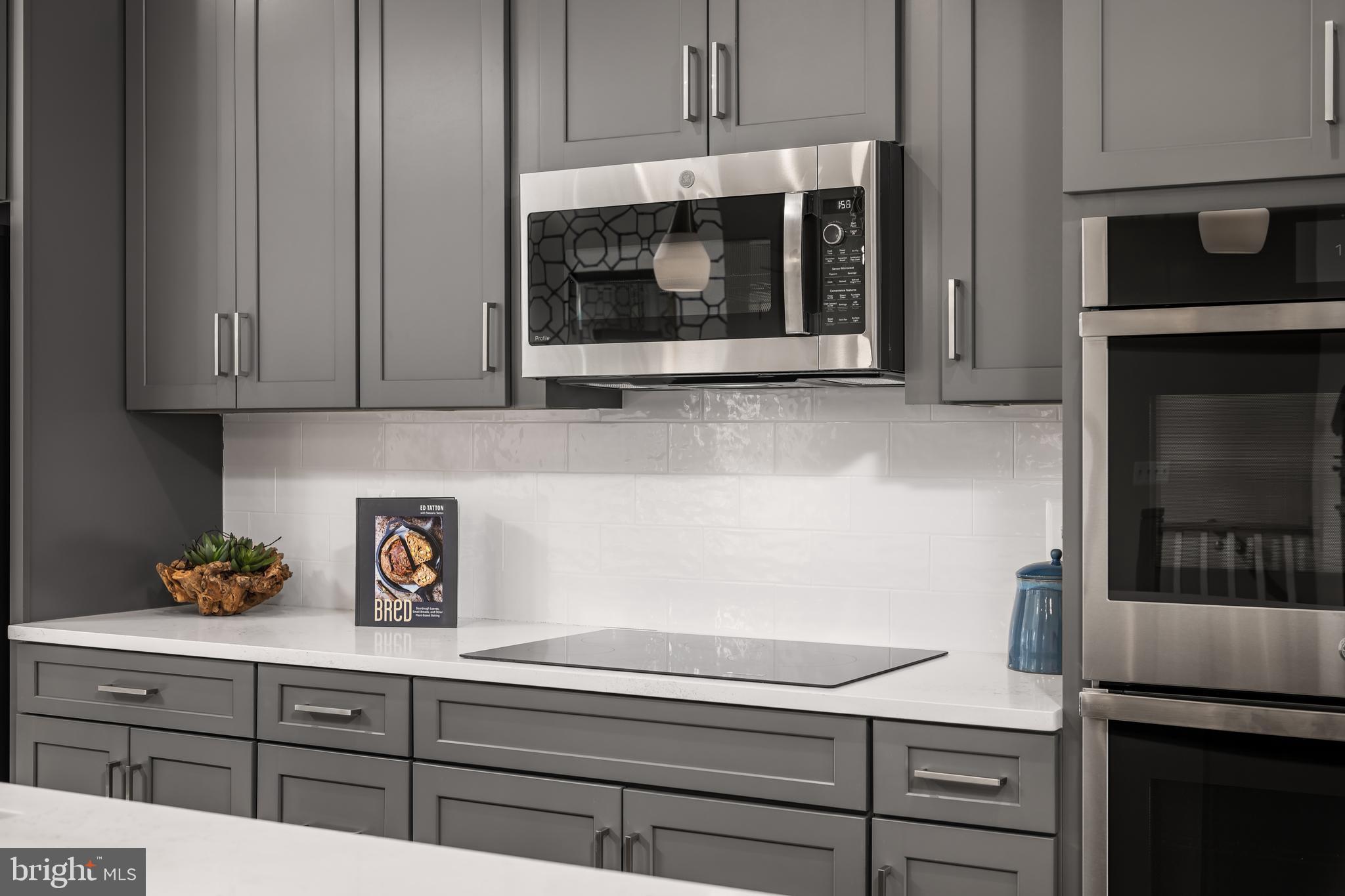 2167 Glacier Road Herndon, VA 20170 - Photo 9 of 32 a kitchen with a microwave and cabinets