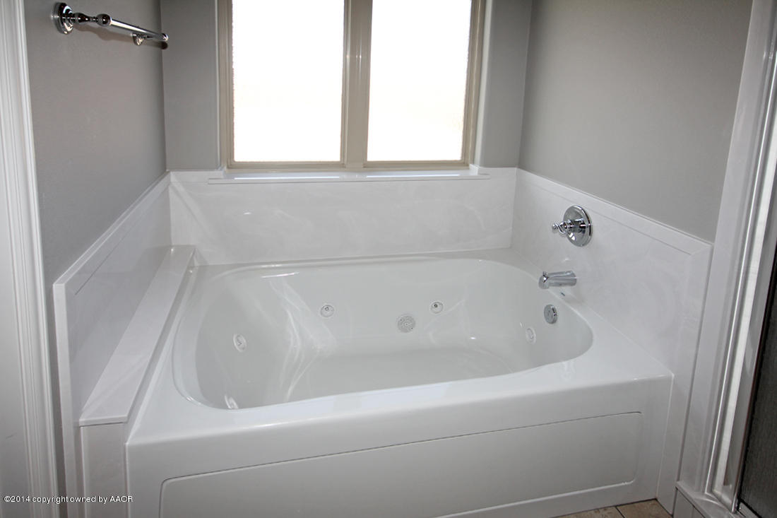 15259 Dowell Road Amarillo, TX 79119 - Photo 39 of 47 Master Bathtub