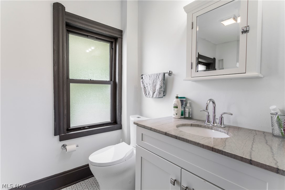1779 Fulton Road Cleveland, OH 44113 - Photo 16 of 34 Owner's suite | 2nd Floor Full BA
