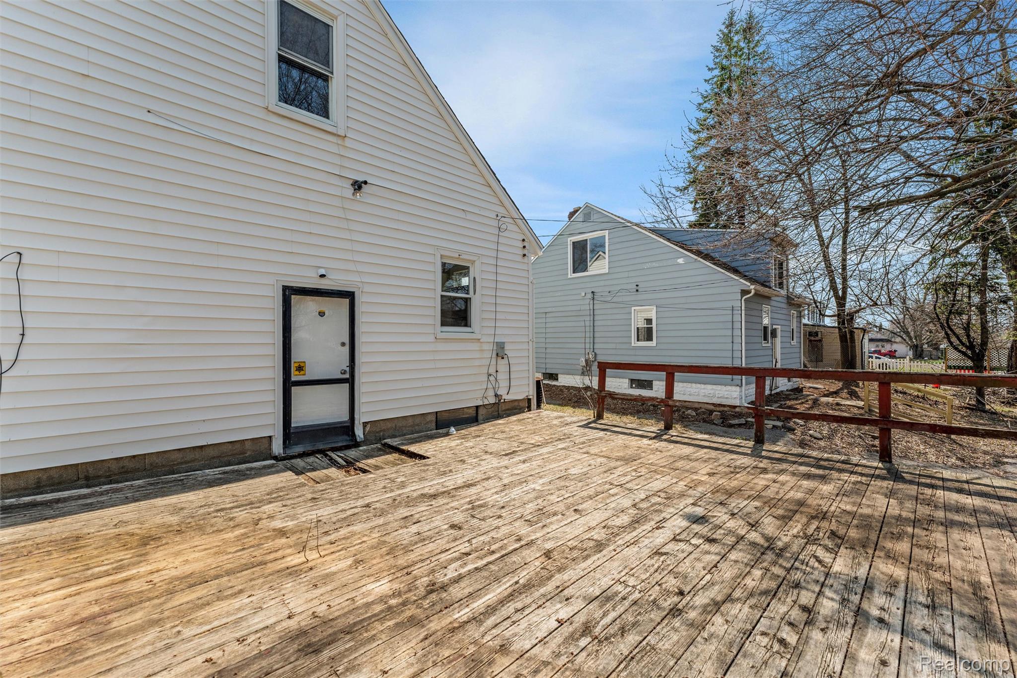 917 Perry Street Pontiac, MI 48340 - Photo 33 of 37 View of wooden deck
