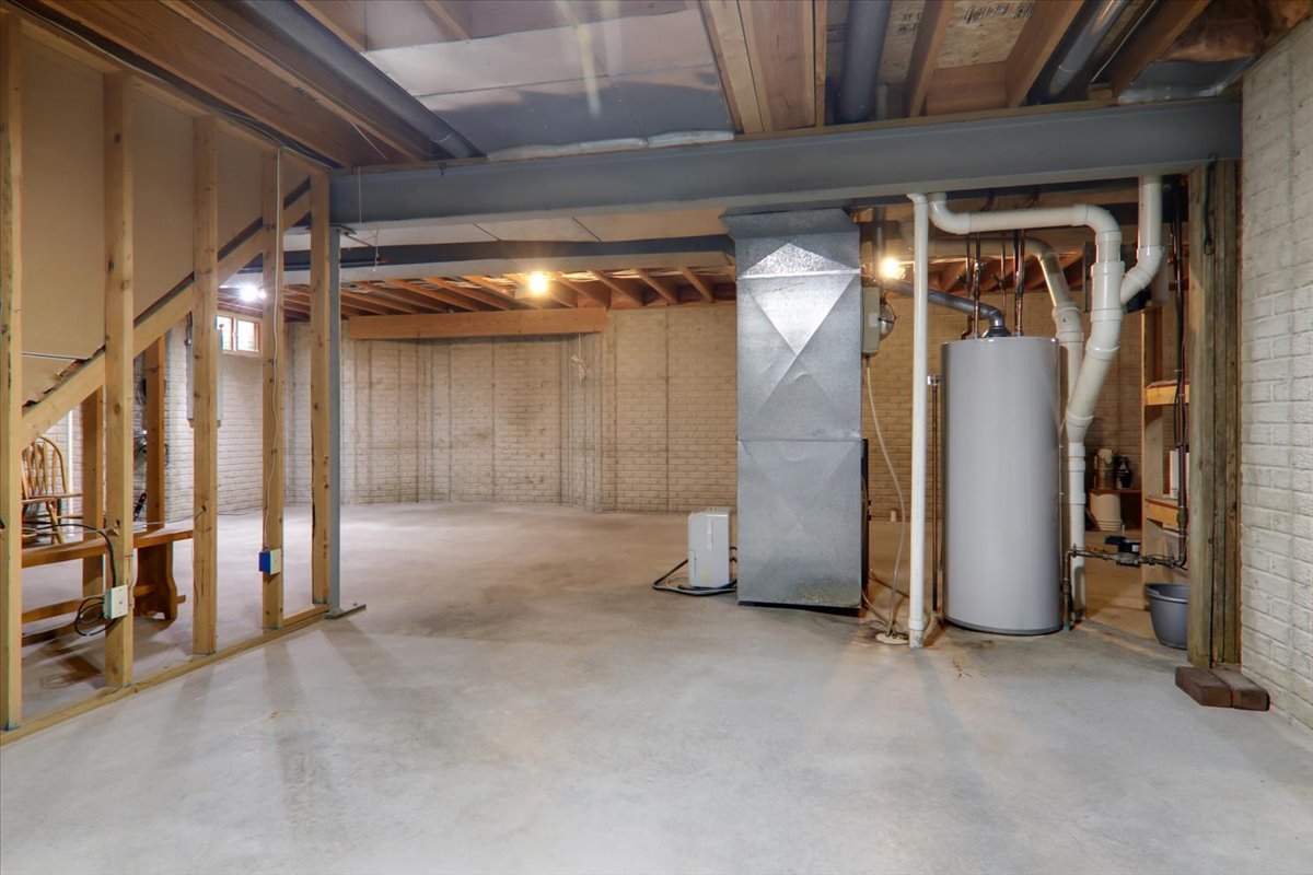 8 Minks Court Bloomington, IL 61704 - Photo 29 of 40 a view of an empty room