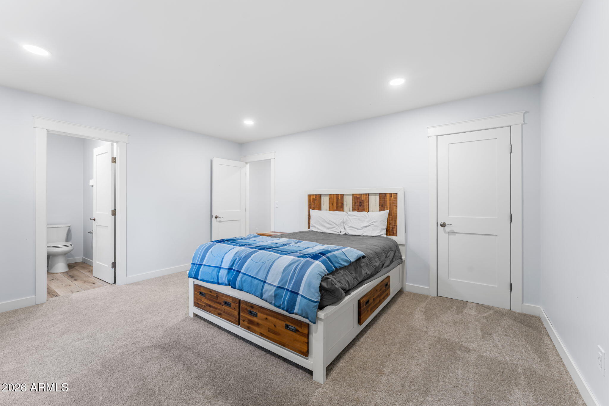 5055 Townsend-Winona Road Flagstaff, AZ 86004 - Photo 21 of 34 a bedroom with a bed and a window