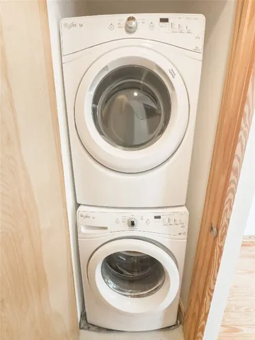 a close up view of a washer and dryer