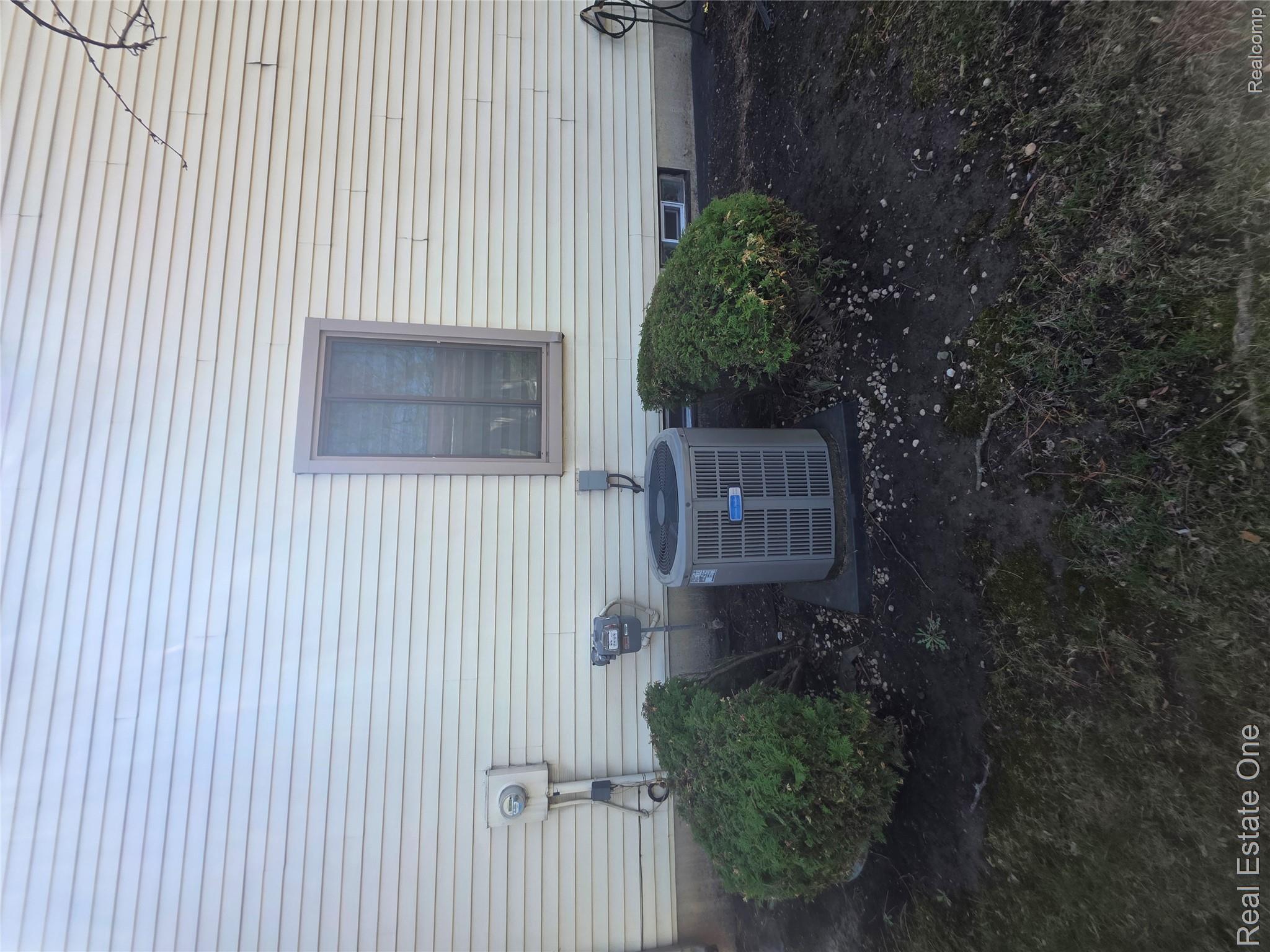 2898 Roundtree Drive Troy, MI 48083 - Photo 5 of 63
