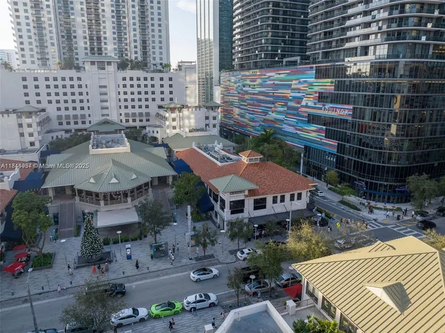 a view of a backyard with palm trees