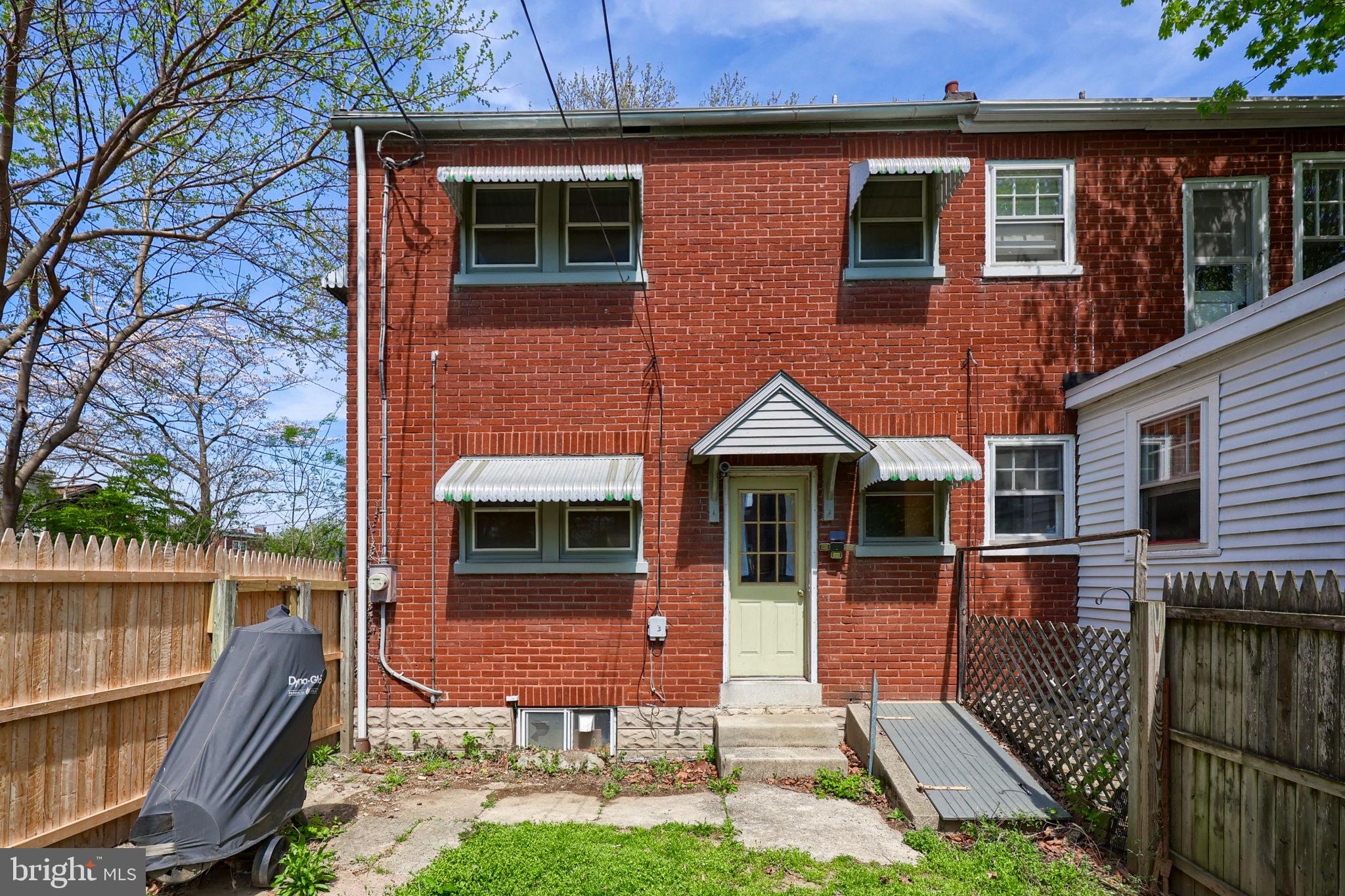 836 3rd Street Lancaster, PA 17603 - Photo 26 of 30 a front view of small house with yard and green space