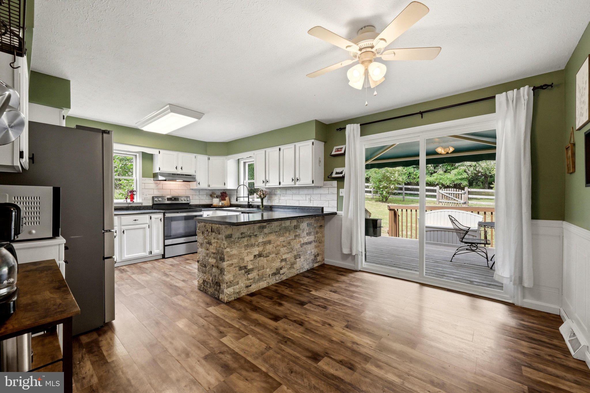 150 Holiday Road Cross Junction, VA 22625 - Photo 21 of 97 Dining area w/ sliding glass doors to rear deck