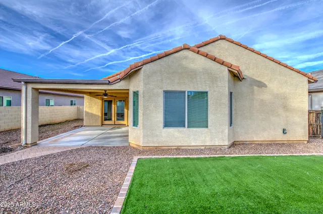 a view of a house with a backyard