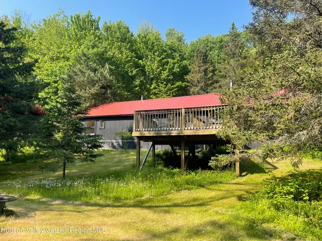 a view of a back yard of the house and green space