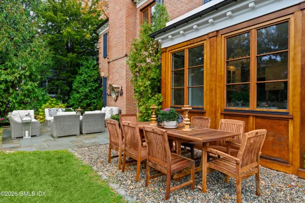 $5,750,000 | 15 Field Road, Riverside, CT 06878