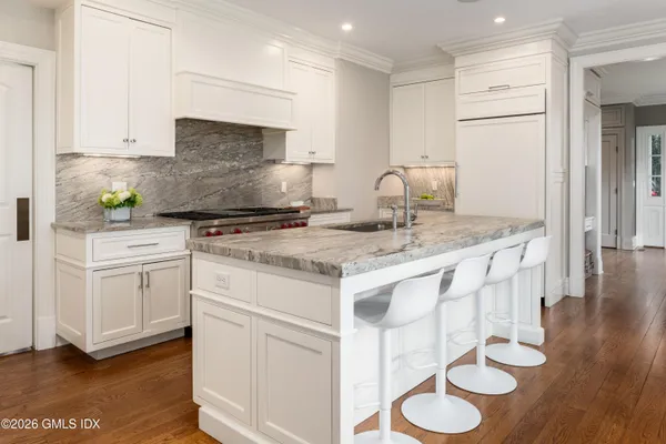 $5,750,000 | 15 Field Road, Riverside, CT 06878