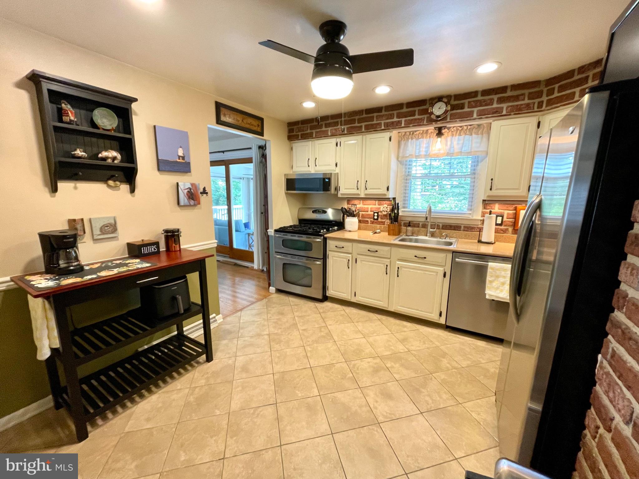 2731 Cambridge Road York, PA 17402 - Photo 3 of 21 Gallery Image 3