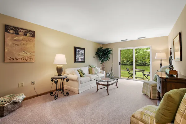 $59,500 | 10300 Village Cir Drive, Unit 4407, Palos Park, IL 60464