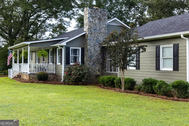 a view of a house with a yard and plants