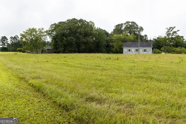 a view of a house with backyard and a garden