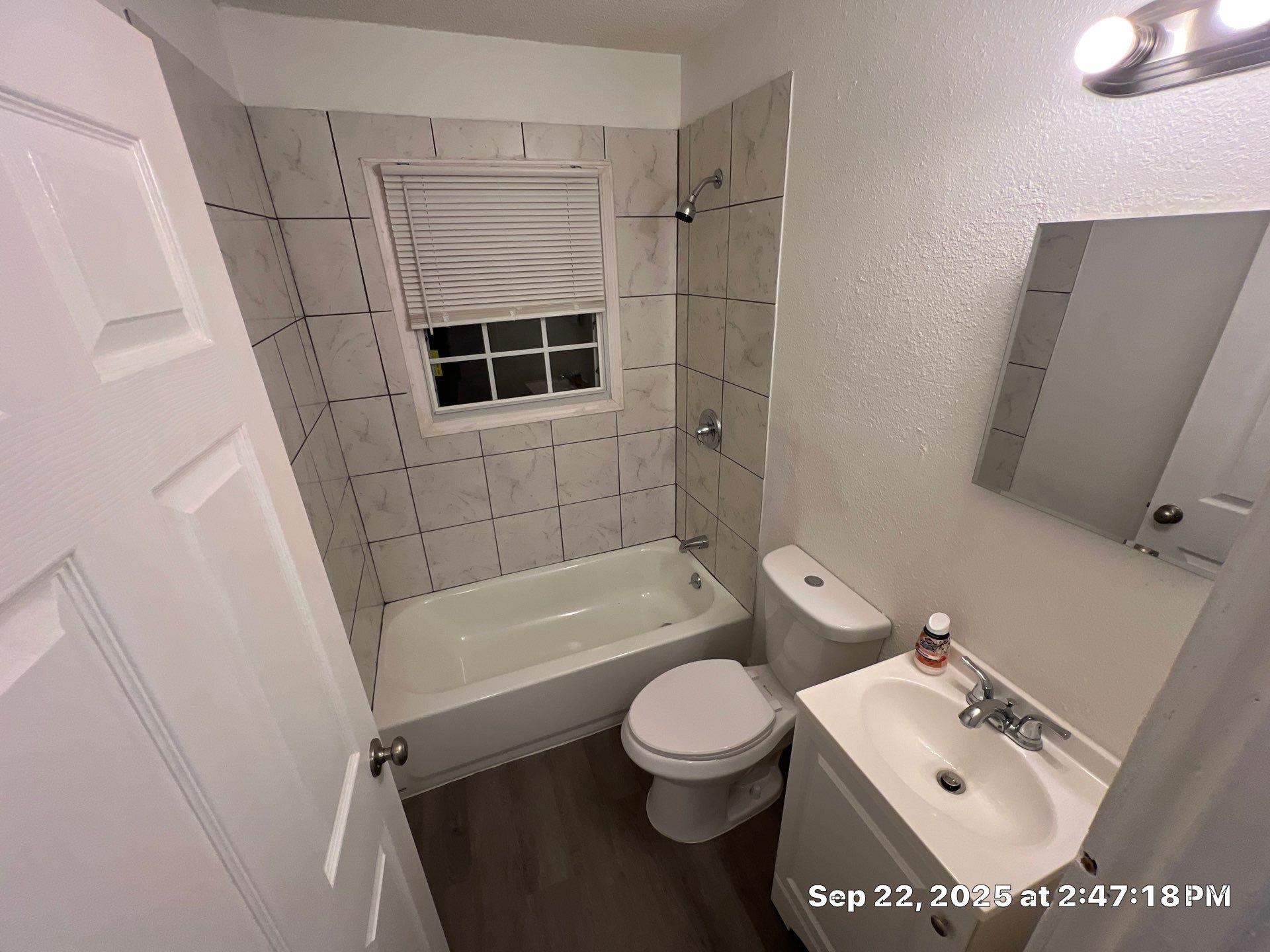 2773 Waverly Avenue Memphis, TN 38114 - Photo 16 of 20 a bathroom with a toilet and a bathtub