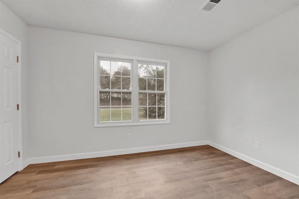 2773 Waverly Avenue Memphis, TN 38114 - Photo 3 of 20 an empty room with a window