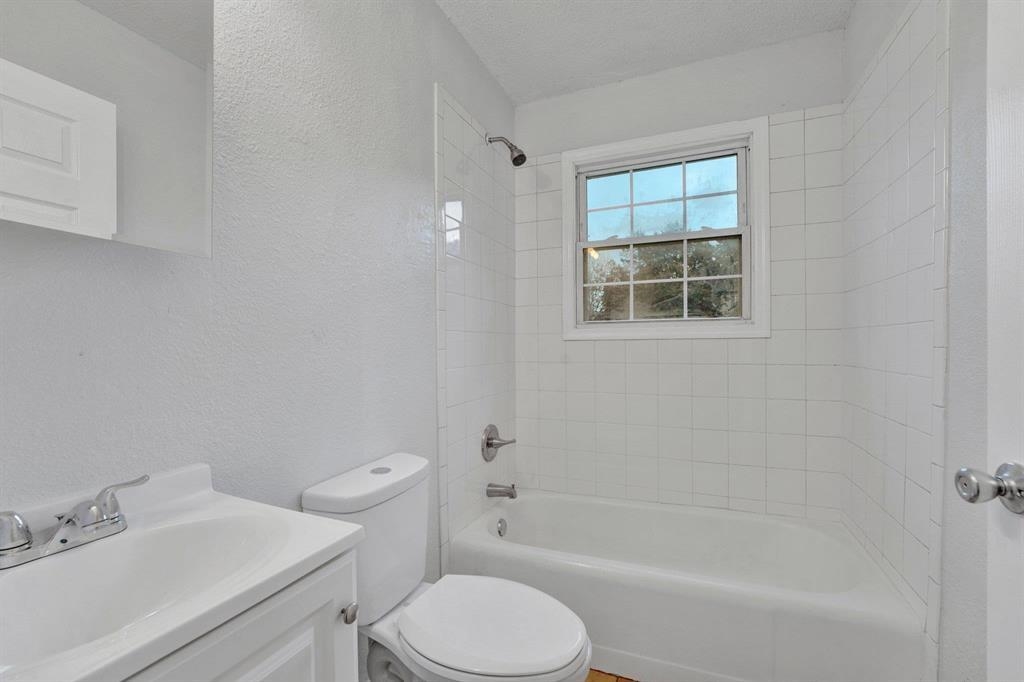 2773 Waverly Avenue Memphis, TN 38114 - Photo 4 of 20 a bathroom with a bathtub toilet and sink