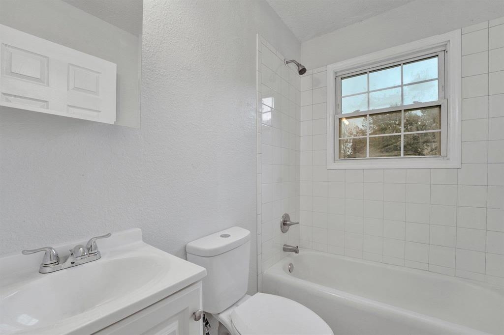 2773 Waverly Avenue Memphis, TN 38114 - Photo 5 of 20 a bathroom with a sink and a bathtub