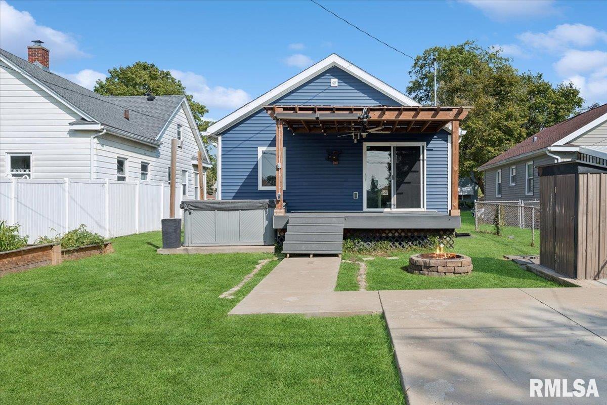 1911 23rd Street, Unit A Moline, IL 61265 - Photo 26 of 28 a front view of a house with garden