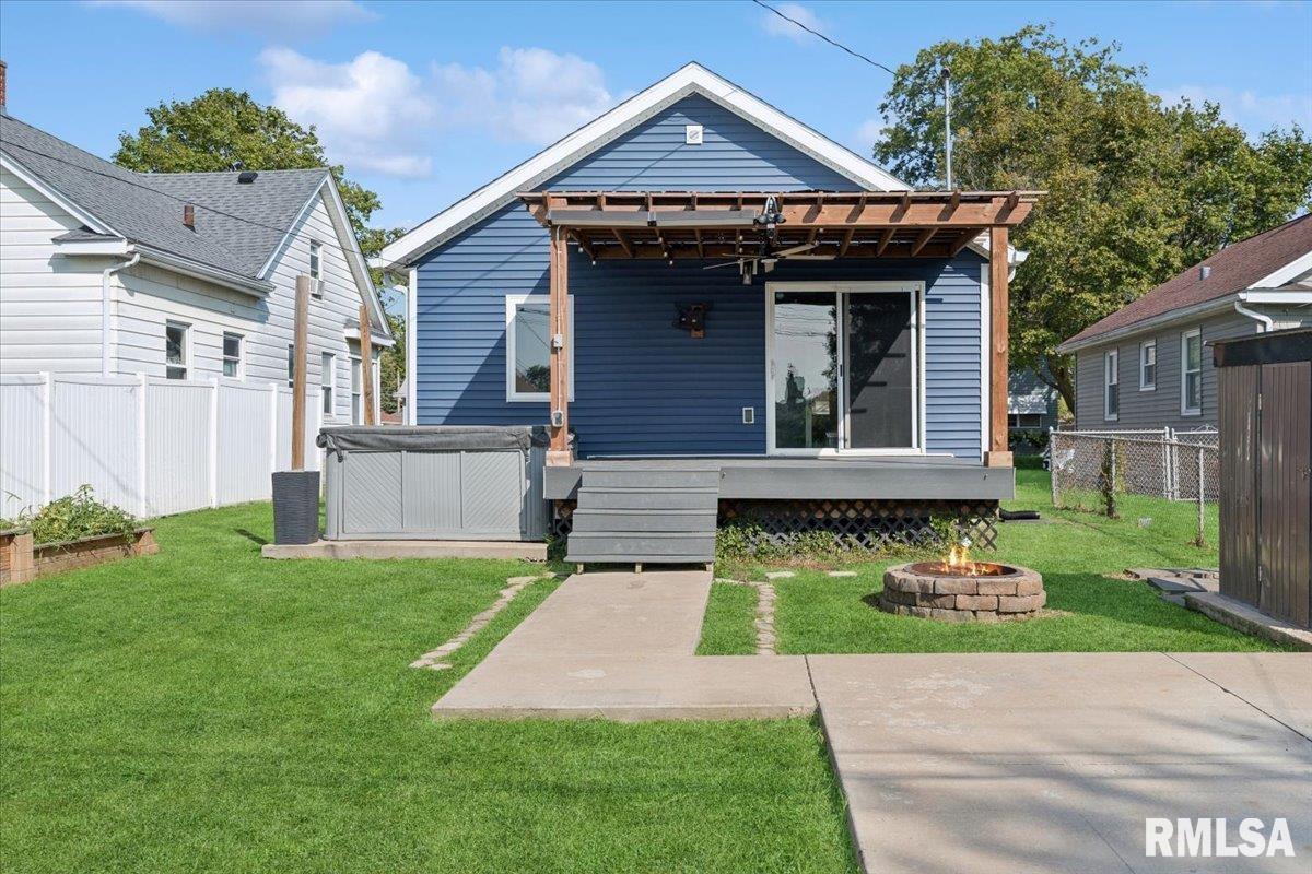 1911 23rd Street, Unit A Moline, IL 61265 - Photo 27 of 28 a front view of a house with garden