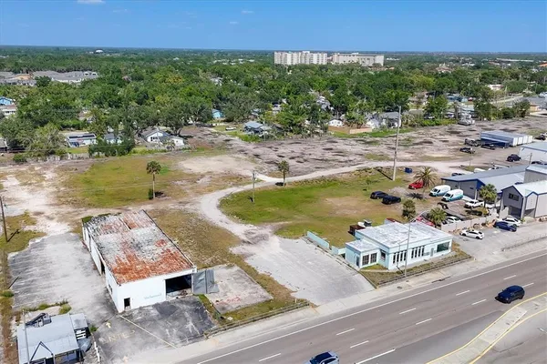 $10,000 | 2211 South Tamiami Trail, Venice, FL 34293