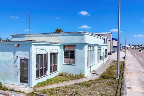 $10,000 | 2211 South Tamiami Trail, Venice, FL 34293