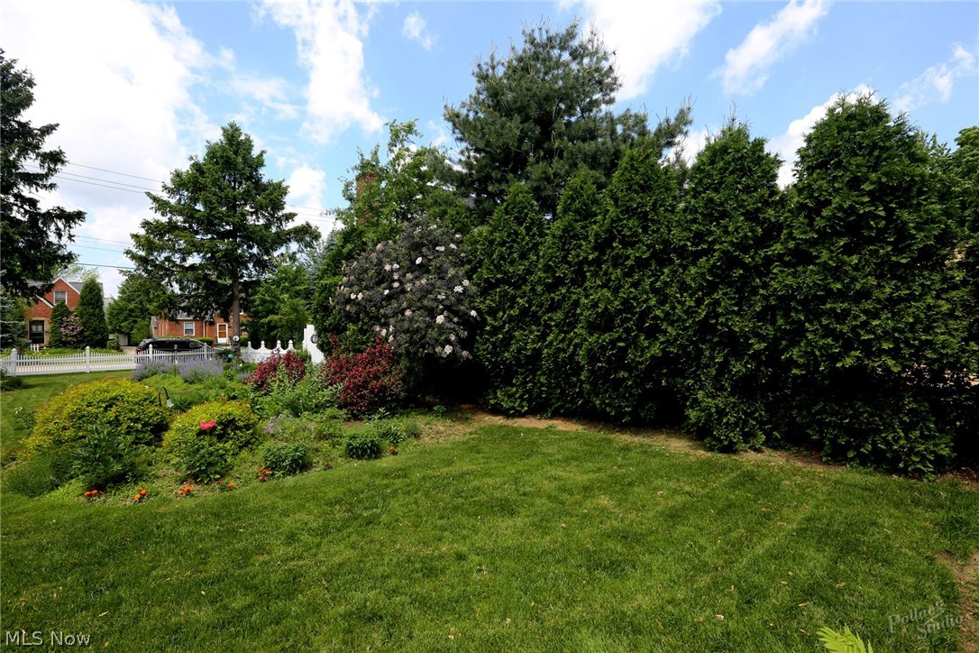 1563 Holmden Road South Euclid, OH 44121 - Photo 4 of 32