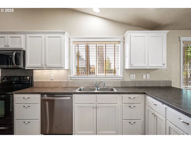 $575,000 | 305 School Avenue, Brownsville, OR 97327