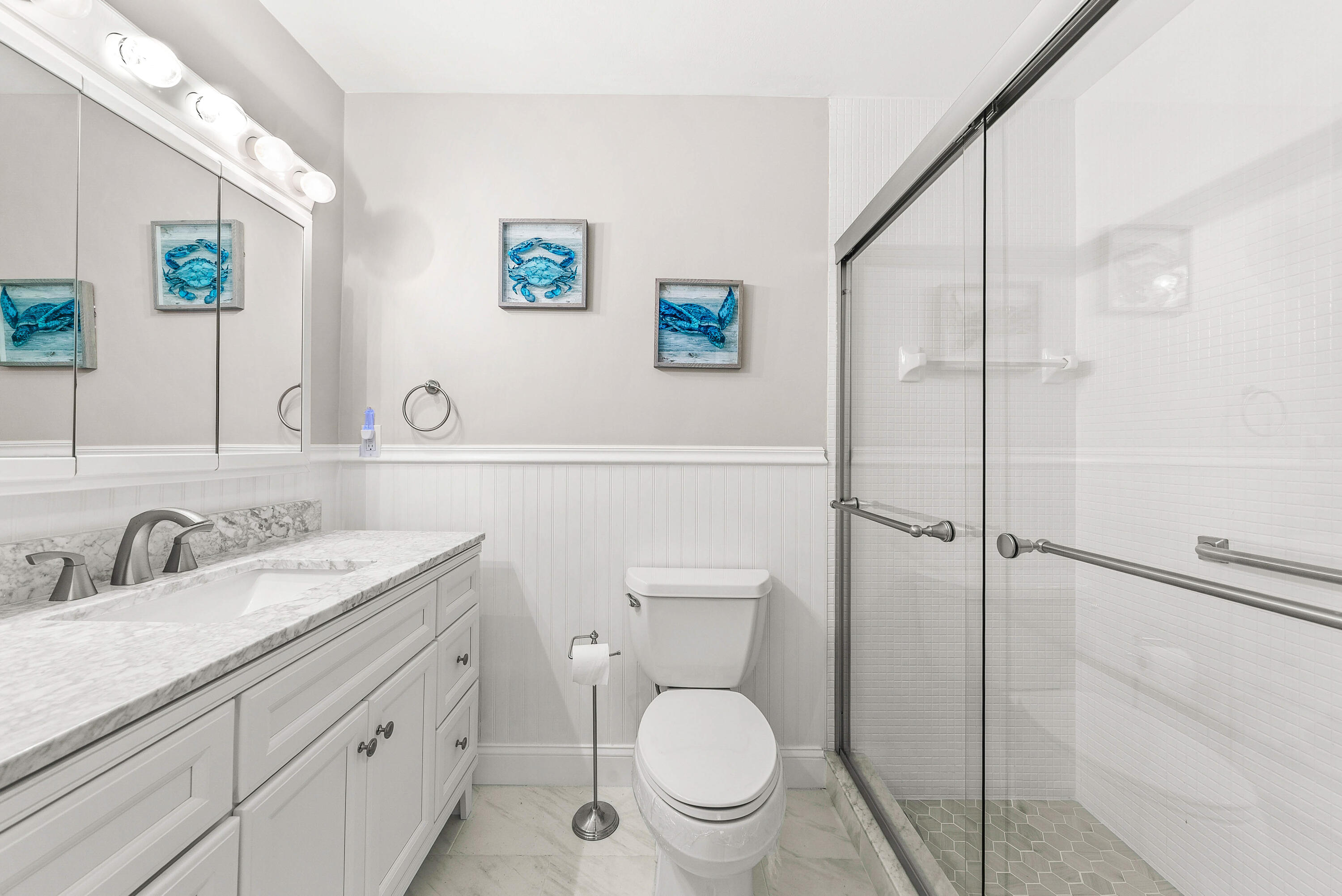 175 High Point Terrace East, Unit D Delray Beach, FL 33445 - Photo 8 of 21 Guest Bath