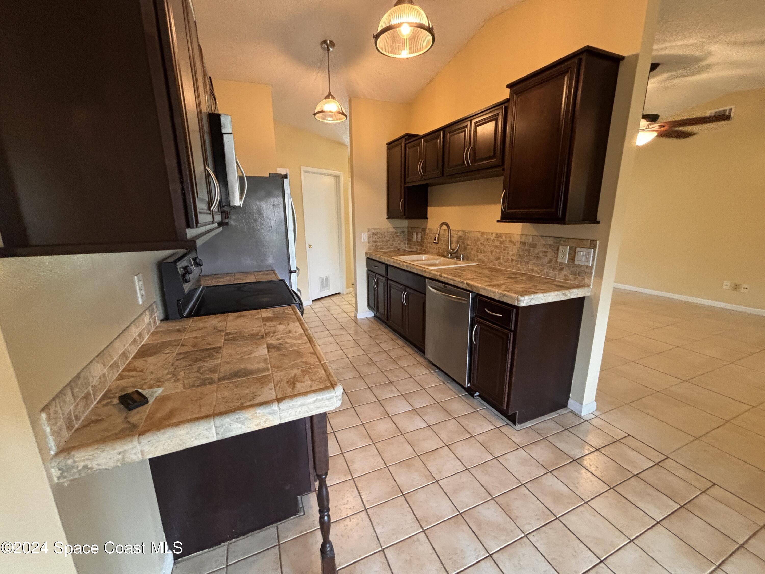 823 Rostock Circle Northwest Palm Bay, FL 32907 - Photo 3 of 14 IMG_0892