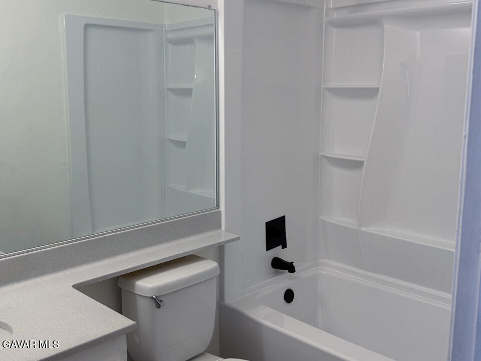 1253 Morven Street Lancaster, CA 93535 - Photo 10 of 18 a bathroom with a bathtub