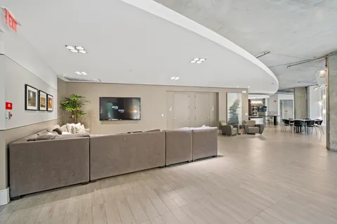 $298,695 | 1901 Post Oak Boulevard, Unit 204, Houston, TX 77056