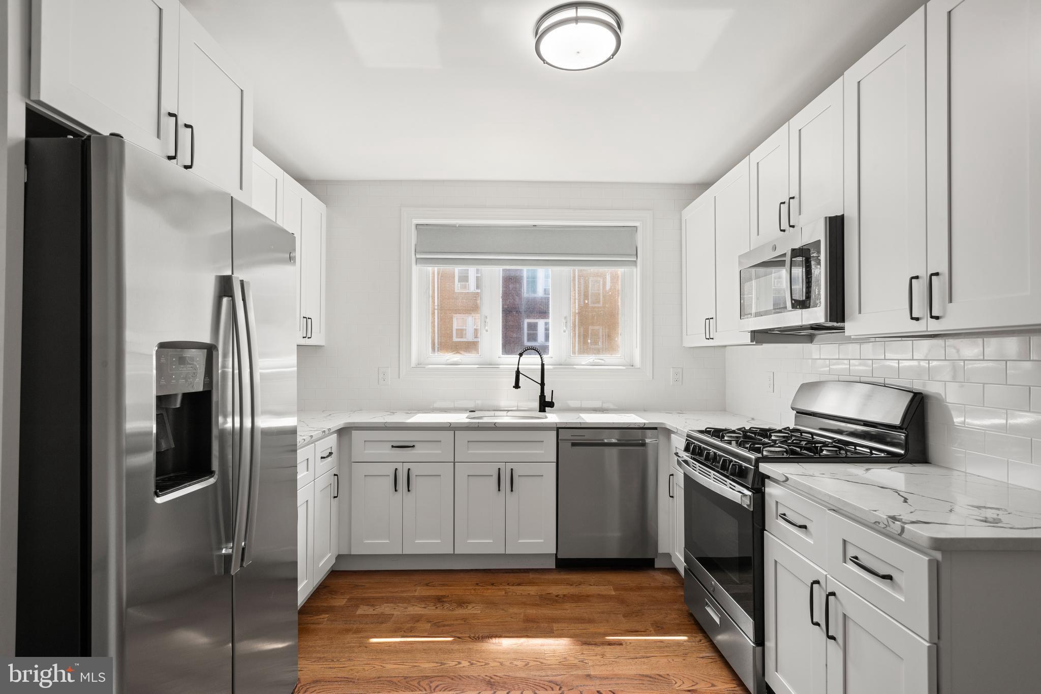 649 Maris Street Philadelphia, PA 19128 - Photo 12 of 28 Beautiful light filled kitchen