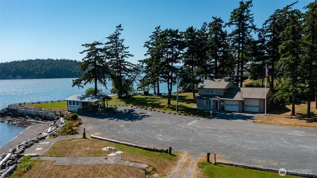 a view of a house with backyard and garden