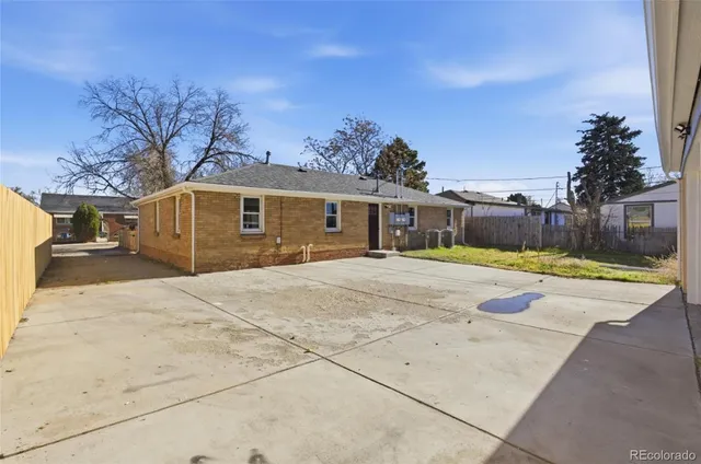 a house with swimming pool in front of it