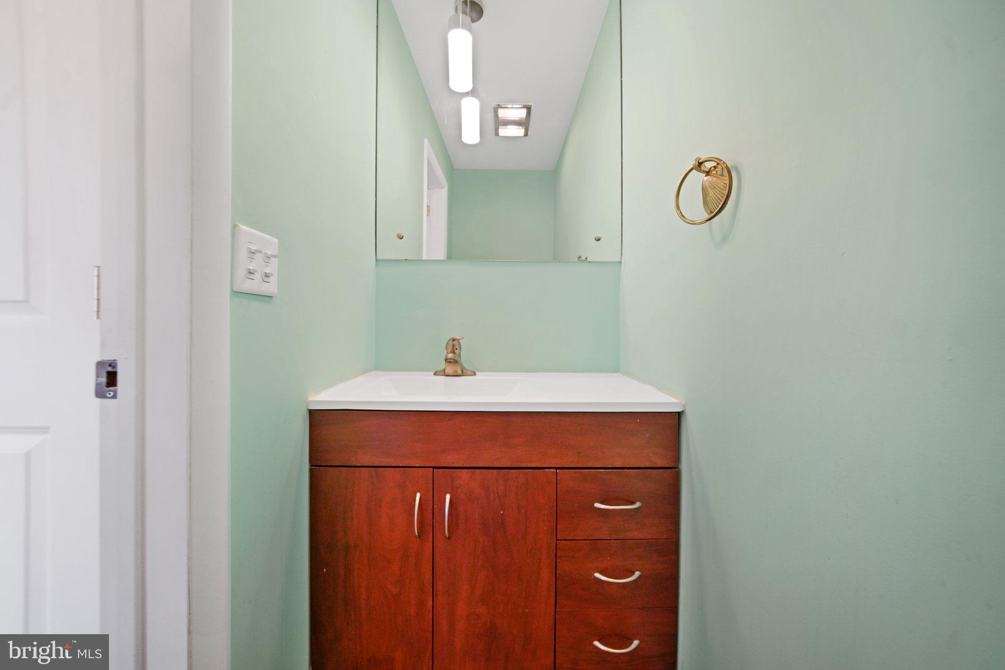 428 East Evergreen Road Lebanon, PA 17042 - Photo 14 of 35 Convenient main floor powder room near foyer